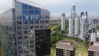 YPF: El Gobierno echó a 60 funcionarios y sospecha filtraciones a favor de los fondos buitres