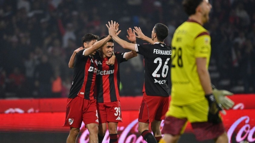 River se floreó en Córdoba y venció 4-0 a Instituto